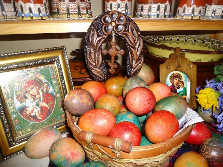 Дамяновските самодейки с фолклор и по зевзешки гостуваха в Новаковци за Великден