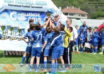 Купа за трето място за футболистите на Добрин Петров от турнир в Трявна