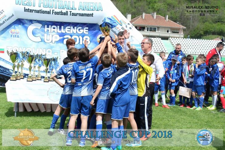 Купа за трето място за футболистите на Добрин Петров от турнир в Трявна