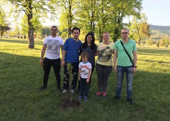 Иглика Иванова-Събева се включи в почистване и залесяване по повод Деня на Земята