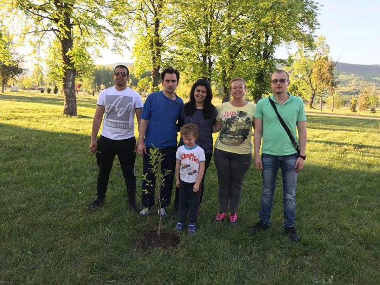 Иглика Иванова-Събева се включи в почистване и залесяване по повод Деня на Земята