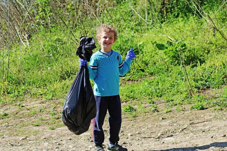 Иглика Иванова-Събева се включи в почистване и залесяване по повод Деня на Земята