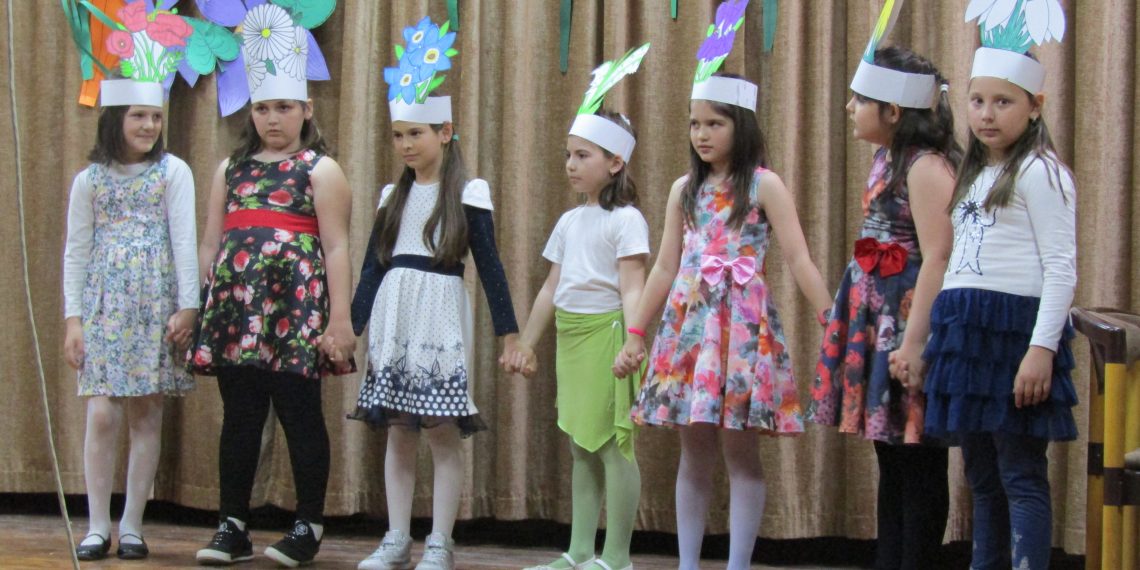 С песни и танци децата от занималните на Гимназията посрещнаха пролетта