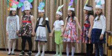 С песни и танци децата от занималните на Гимназията посрещнаха пролетта