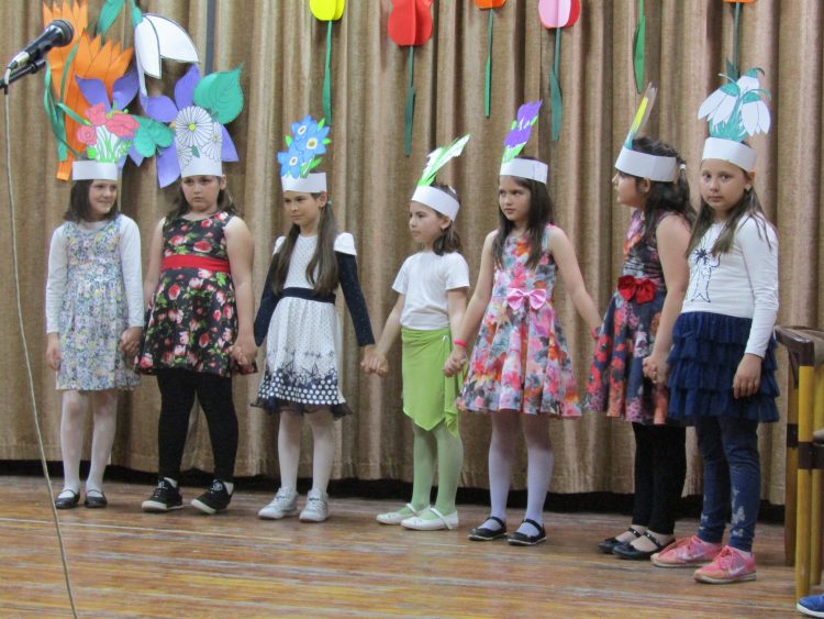 С песни и танци децата от занималните на Гимназията посрещнаха пролетта
