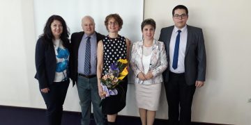 Интерактивни техники за себепредставяне преподаде американският проф. Джеси Синто на членовете на Училищното настоятелство