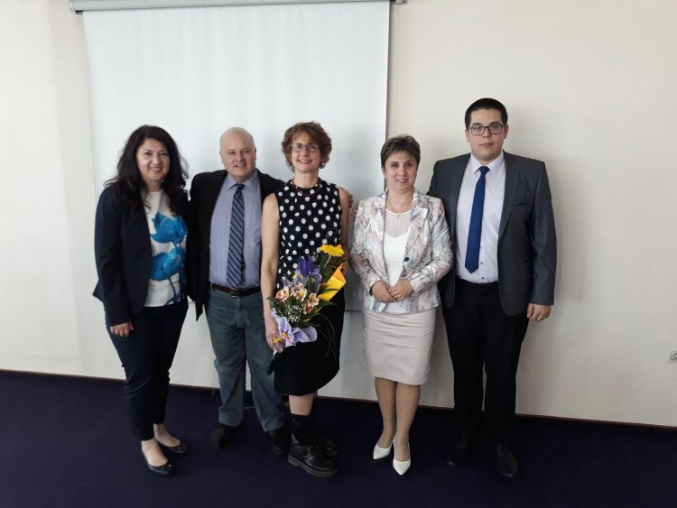 Интерактивни техники за себепредставяне преподаде американският проф. Джеси Синто на членовете на Училищното настоятелство