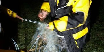 Доброволци от ЦРОО унищожиха бракониерска мрежа, върнаха риба в язовира