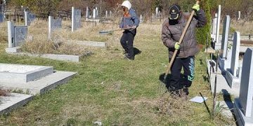 Пролетно чистят гробищния парк в Кръвеник