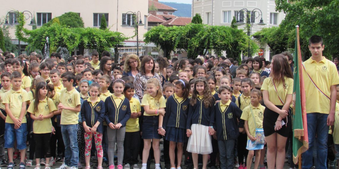 Навръх 24 май отличиха изявени ученици и учители