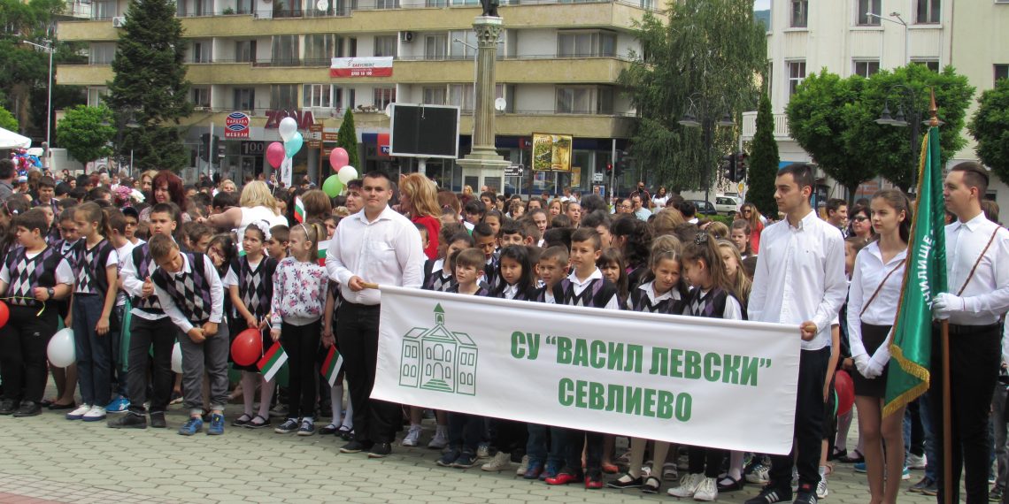 Навръх 24 май отличиха изявени ученици и учители