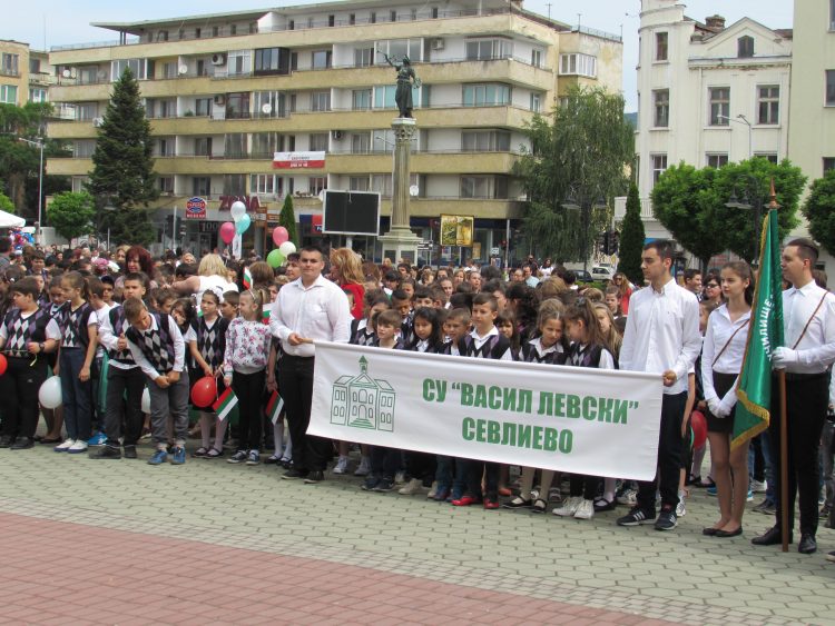 Навръх 24 май отличиха изявени ученици и учители