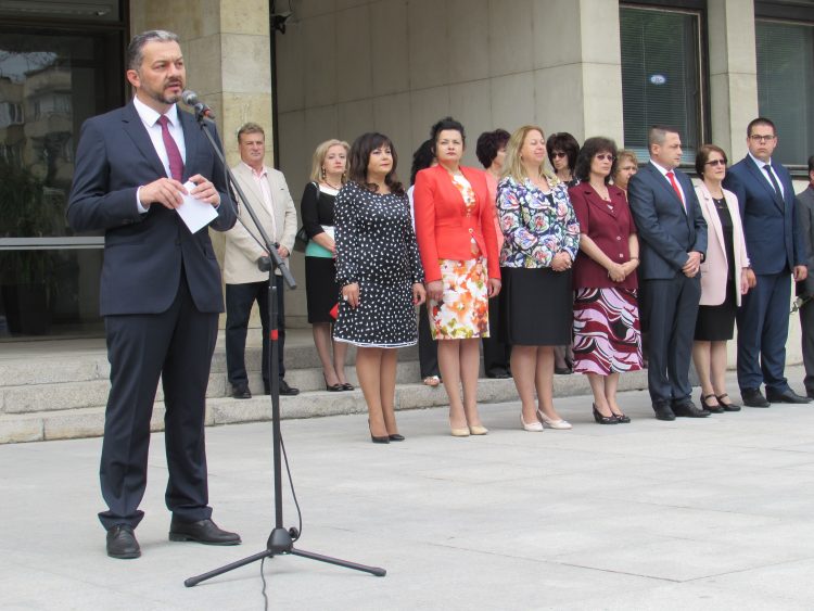 Навръх 24 май отличиха изявени ученици и учители