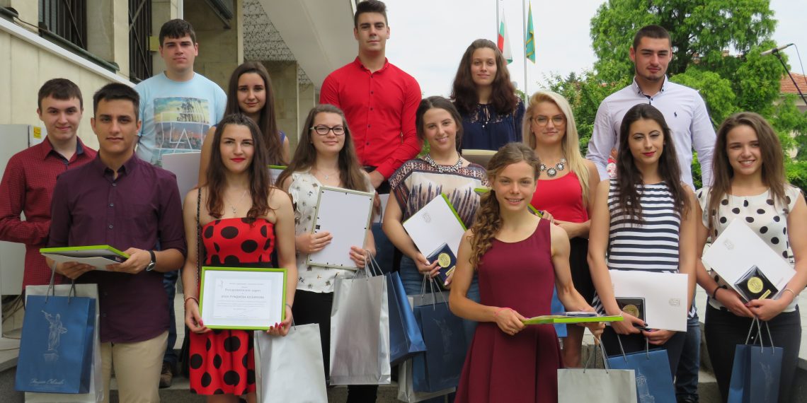 Навръх 24 май отличиха изявени ученици и учители
