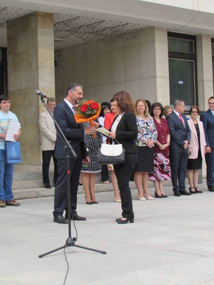 Навръх 24 май отличиха изявени ученици и учители