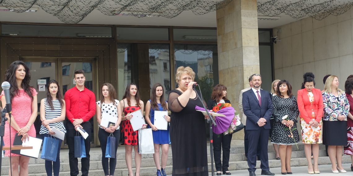 Навръх 24 май отличиха изявени ученици и учители