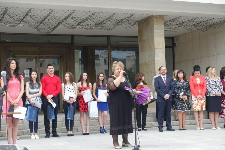 Навръх 24 май отличиха изявени ученици и учители