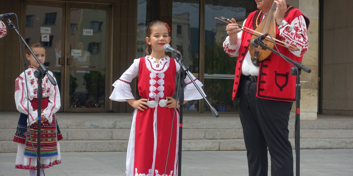 Навръх 24 май отличиха изявени ученици и учители