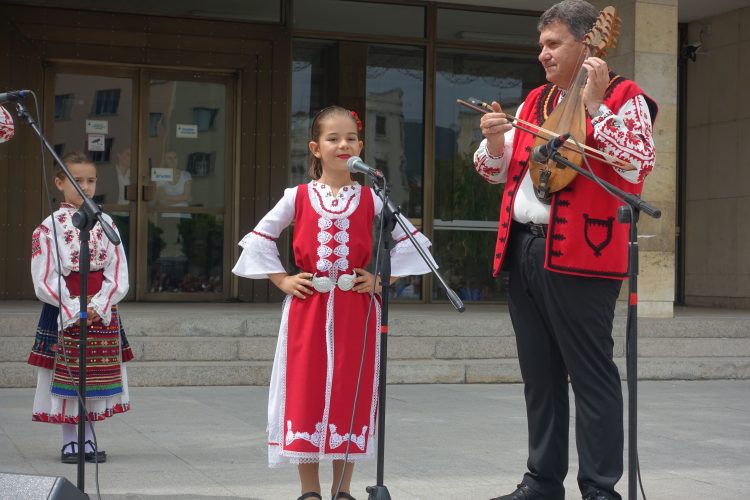 Навръх 24 май отличиха изявени ученици и учители