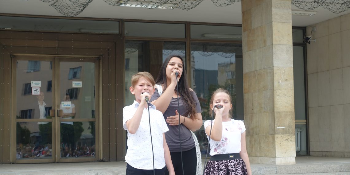 Навръх 24 май отличиха изявени ученици и учители