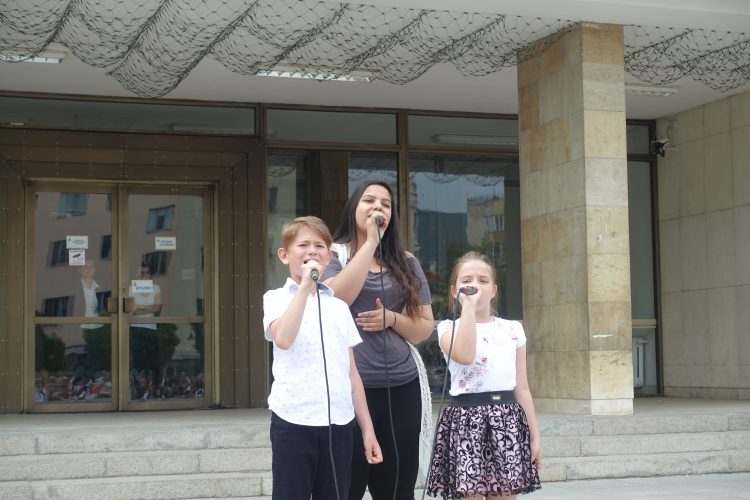 Навръх 24 май отличиха изявени ученици и учители