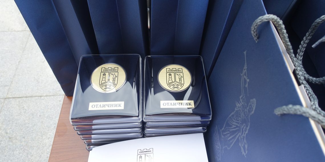 Навръх 24 май отличиха изявени ученици и учители