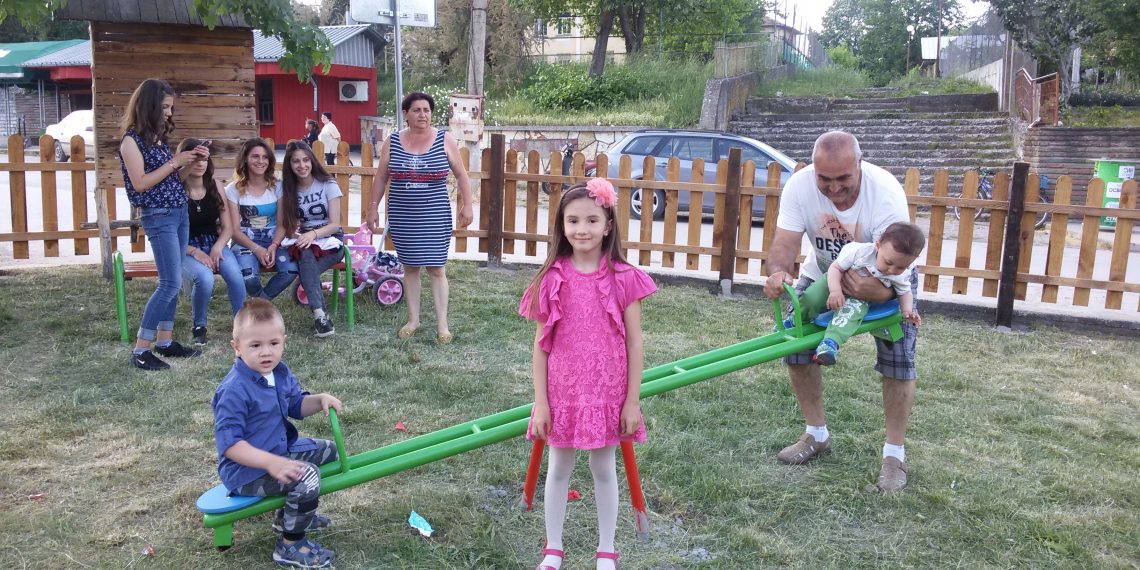 Илхан Кючюк дари детска площадка на малчуганите от Градница