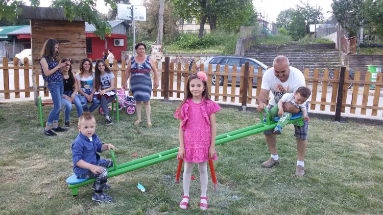 Илхан Кючюк дари детска площадка на малчуганите от Градница