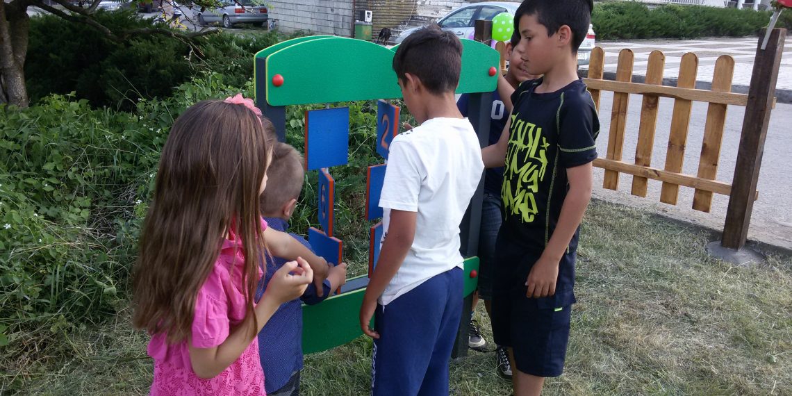 Илхан Кючюк дари детска площадка на малчуганите от Градница