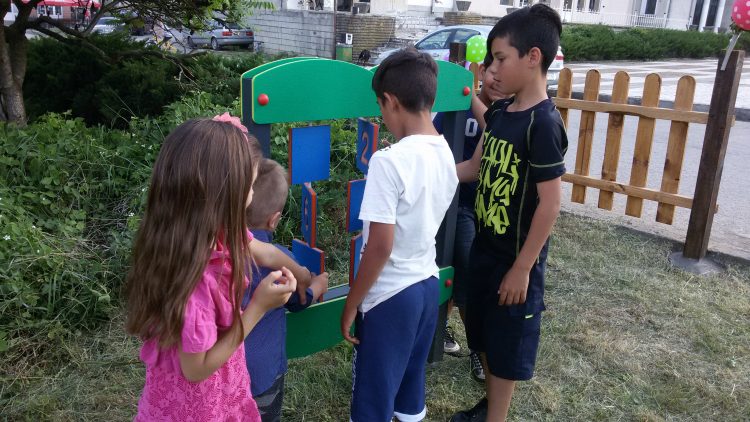 Илхан Кючюк дари детска площадка на малчуганите от Градница