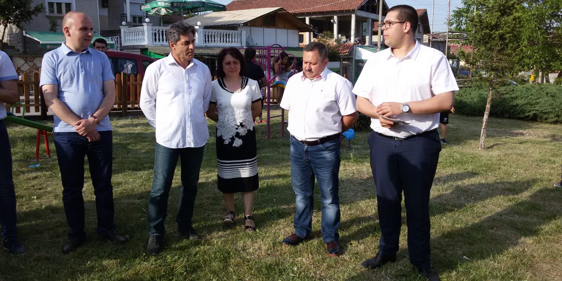 Илхан Кючюк дари детска площадка на малчуганите от Градница