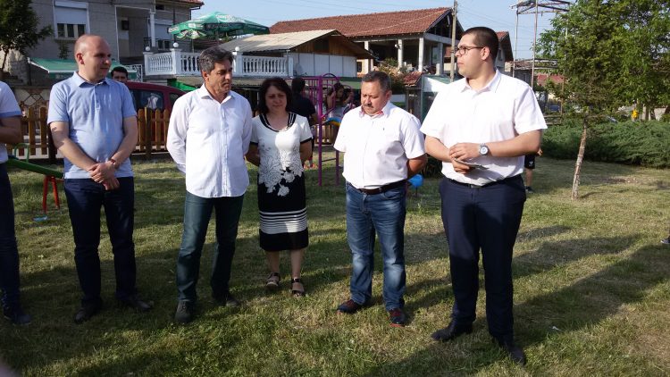 Илхан Кючюк дари детска площадка на малчуганите от Градница