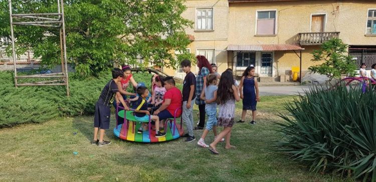 Илхан Кючюк дари детска площадка на малчуганите от Градница