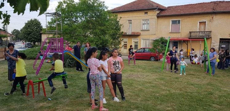 Илхан Кючюк дари детска площадка на малчуганите от Градница