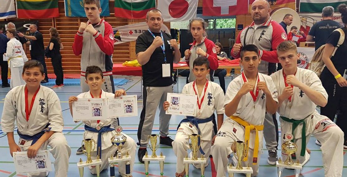 Каратистите триумфираха в Швейцария с медали и купа за най-техничен състезател