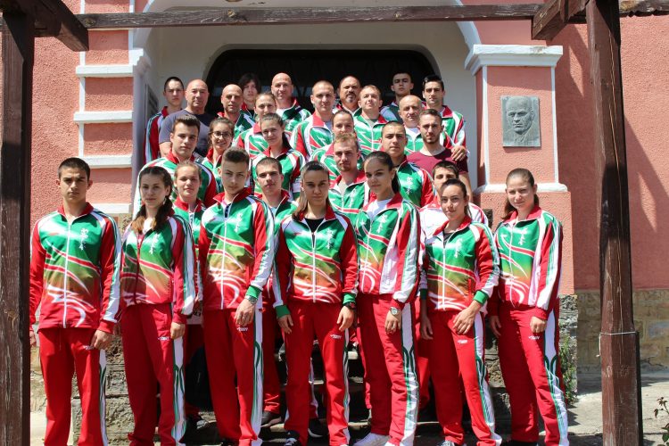 Националите по карате отдадоха почит на великия Дан Колов