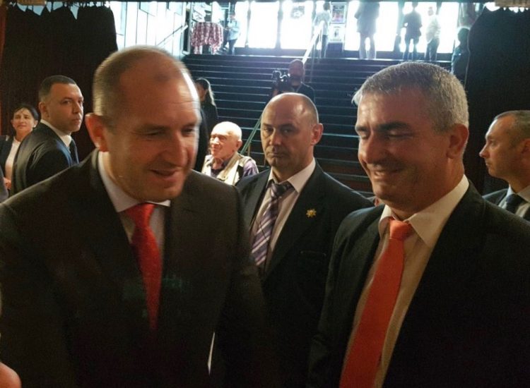 Президентът Радев с покана за визита в Севлиево от председателя на читалище “Развитие”