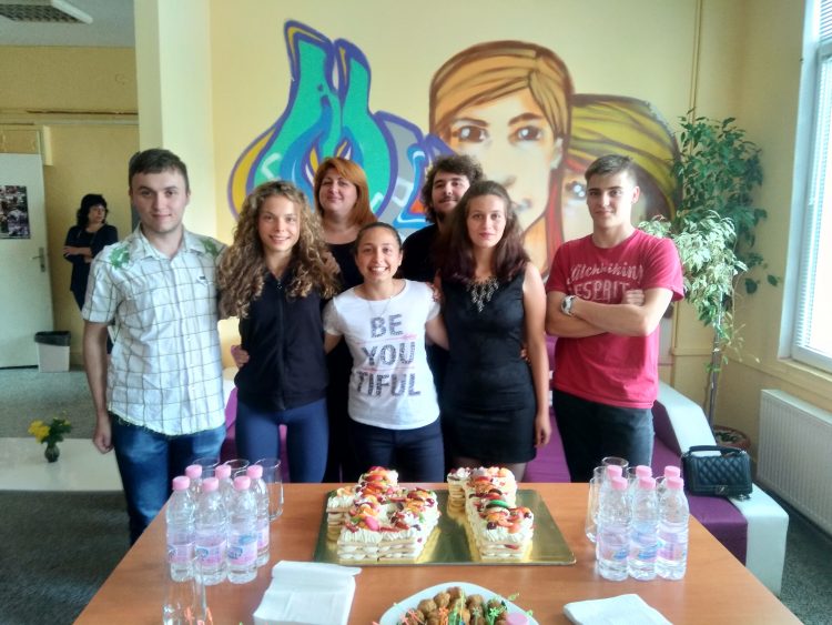 Младежкият център навърши 14 години, изпрати доброволците-абитуриенти