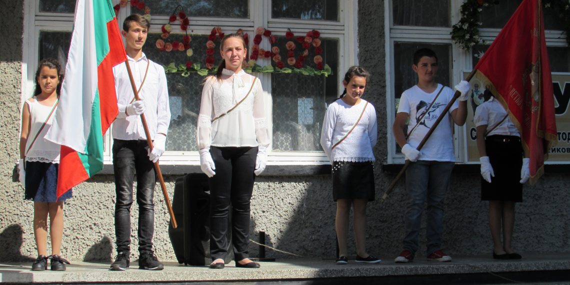 Вече 125 години школското звънче в Петко Славейков събира децата, за да се учат на четмо и писмо