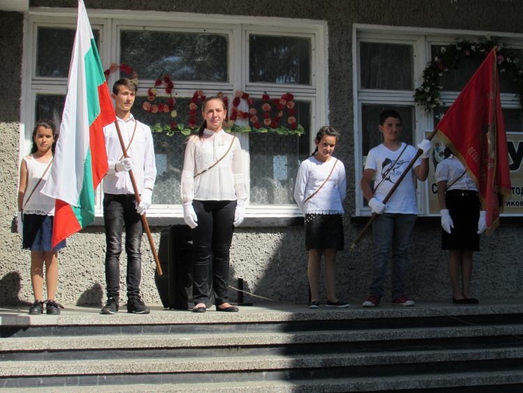 Вече 125 години школското звънче в Петко Славейков събира децата, за да се учат на четмо и писмо