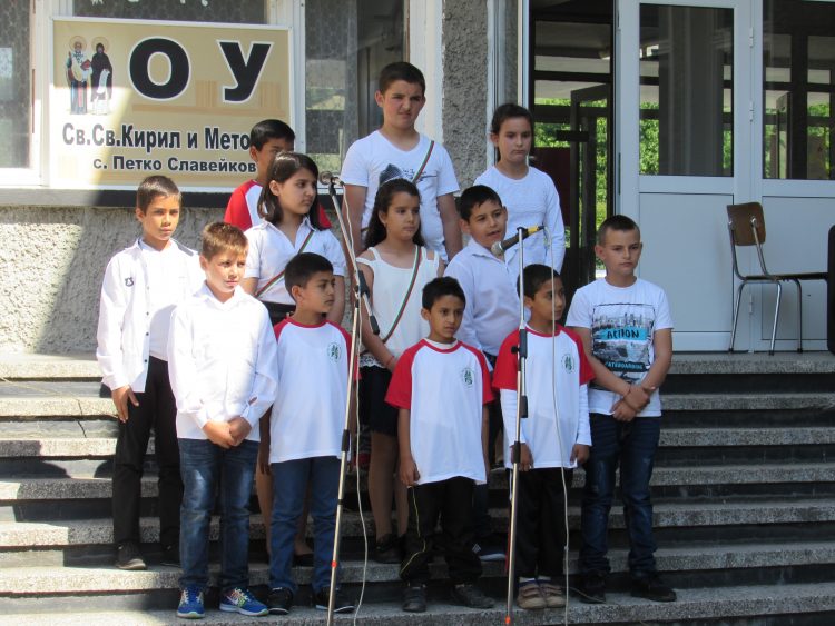 Вече 125 години школското звънче в Петко Славейков събира децата, за да се учат на четмо и писмо