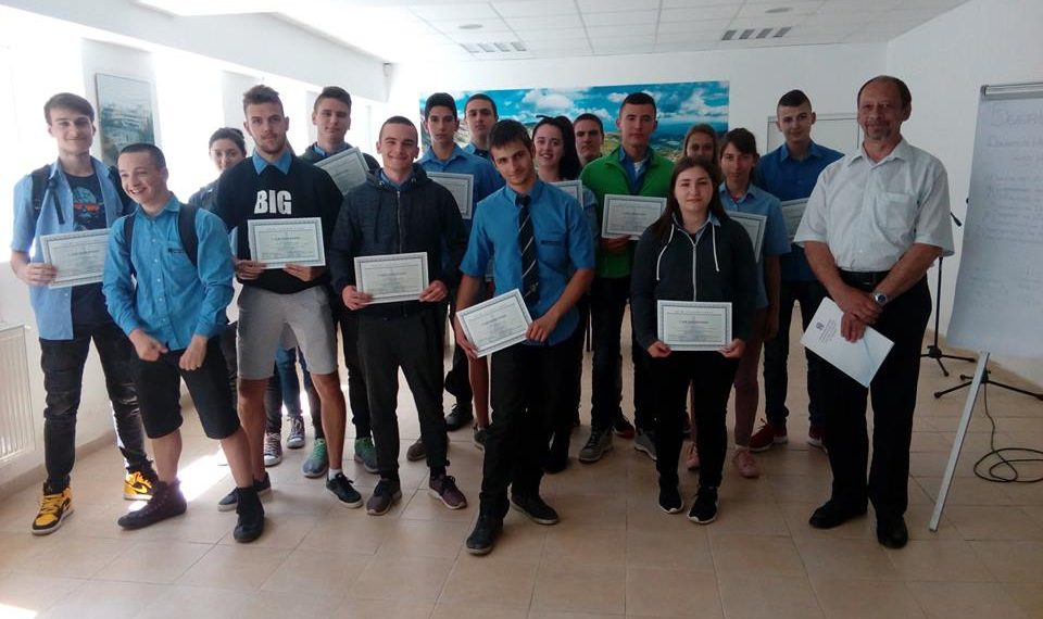 Ученици от ПГМЕТ със сертификати за завършено съдебно образование