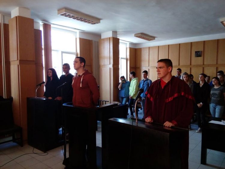 Ученици от ПГМЕТ със сертификати за завършено съдебно образование