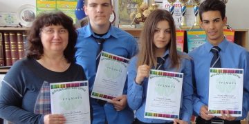 Награди за ученици от ПГМЕТ и научния ръководител Красимира Томева от конкурс, посветен на Мария Кюри