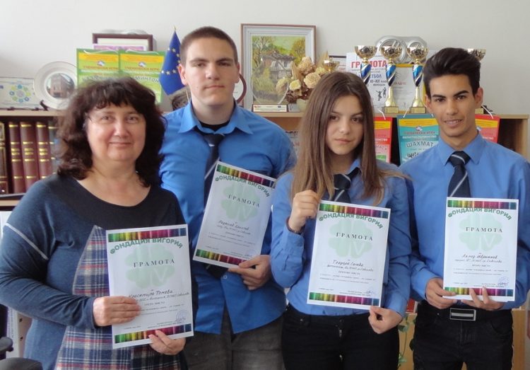 Награди за ученици от ПГМЕТ и научния ръководител Красимира Томева от конкурс, посветен на Мария Кюри