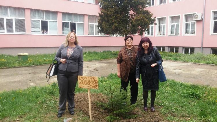 Випуск 2018 остави диря след себе си, засаждайки дръвчета