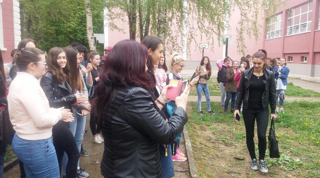 Випуск 2018 остави диря след себе си, засаждайки дръвчета