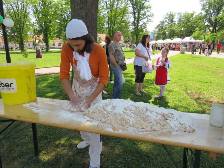 200 деца месиха хляб от лимец на фестивала “Семе българско”