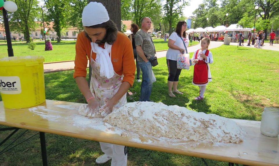 200 деца месиха хляб от лимец на фестивала “Семе българско”