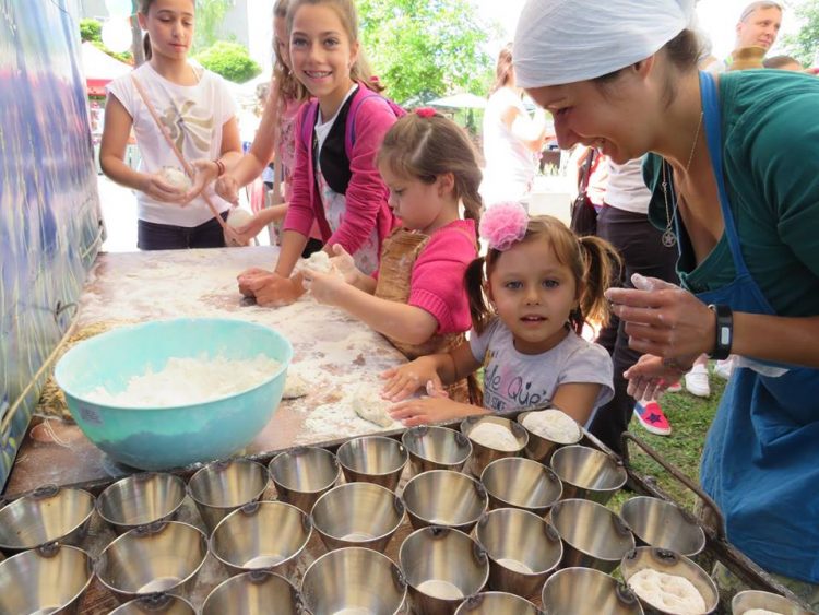 200 деца месиха хляб от лимец на фестивала “Семе българско”